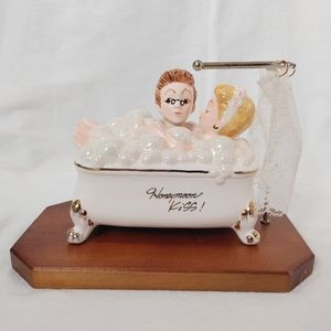 Honeymoon Kiss Couple In The Bathtub Music Box